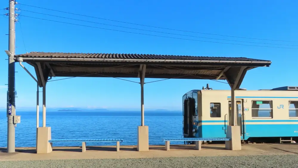 海に続く線路